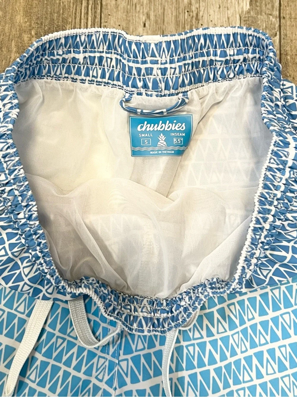 CHUBBIES ‘The Ocean Trifectas’ 5.5” Geometric Pattern Swim Trunks Mens S Blue